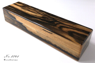 黒柿材 革ベルトを伸ばして1本用時計ケース前面